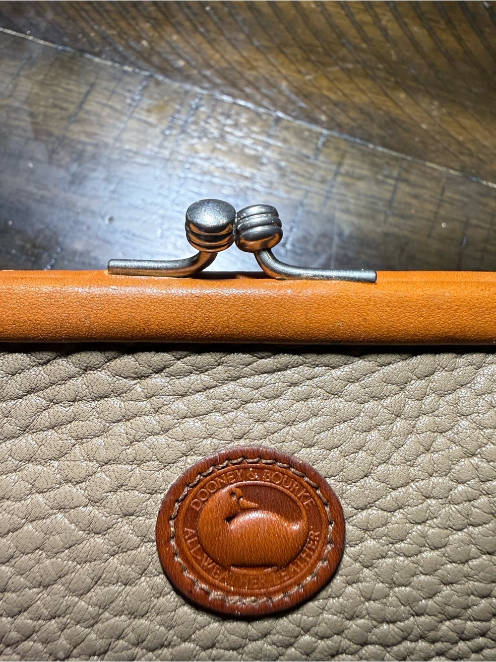 Vintage Dooney & Bourke Coin Purse Kiss Lock AWL Leather Duck Logo Taupe - Picture 7 of 10